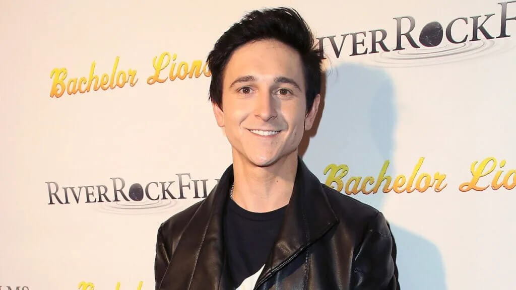 Oliver Oken played by Mitchel Musso